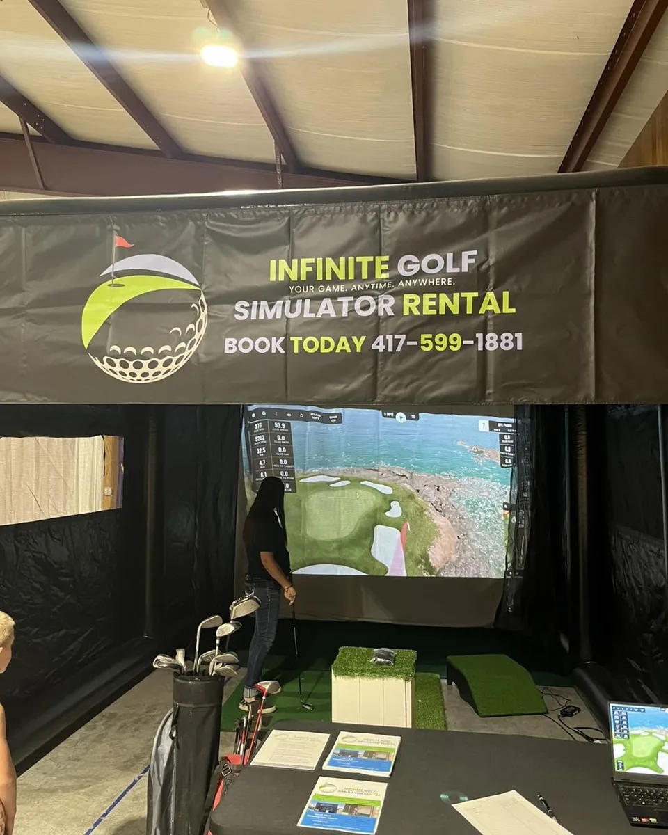 A guest playing the Infinite Golf simulator at the Bolivar Elks Family Event