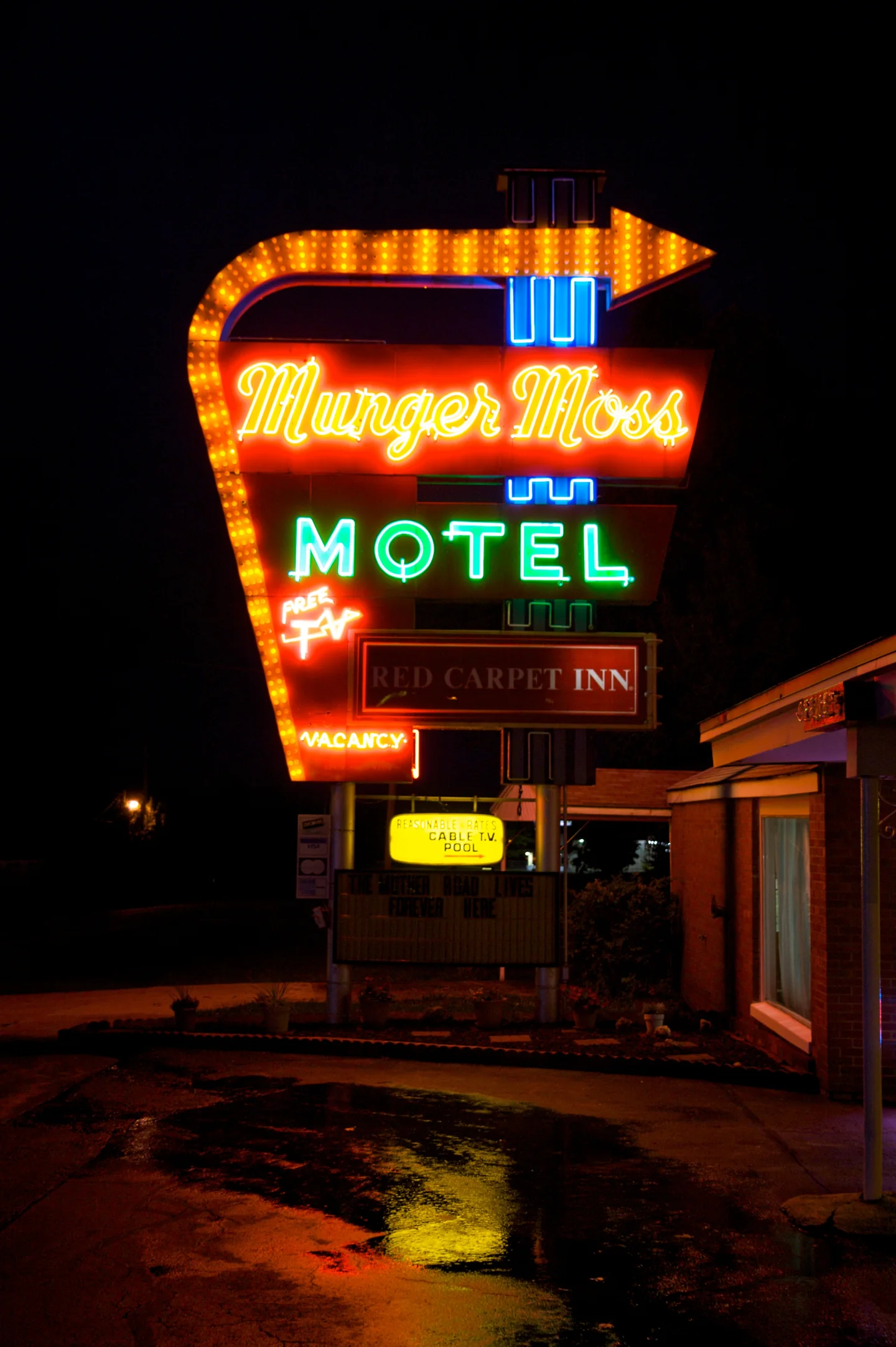 Illuminated Munger-Moss Motel neon sign on Route 66 in Lebanon, Missouri, photographed in 2008